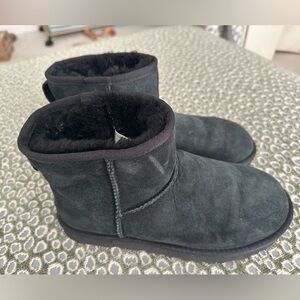 UGG Classic Minis Sz 7 Black